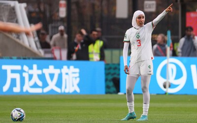 Prepísala históriu: Marocká futbalistka Benzinová je prvou ženou, ktorá na majstrovstvách sveta nastúpila v hidžábe