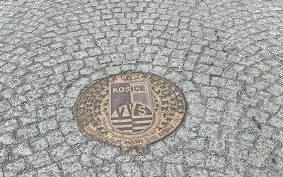 Prešovčania sa búria, nepáčia sa im poklopy s nápisom Košice v historickom centre mesta