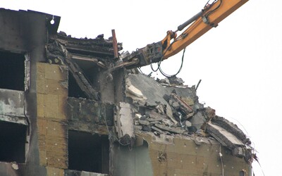 Prešovský panelák budou muset zbourat úplně celý, tvrdí statik po prvním dni demolice. Jeho stav je kritický