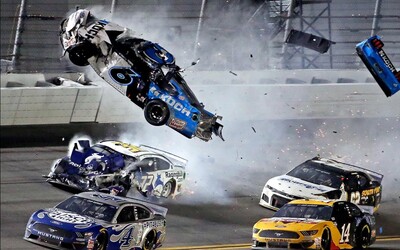 Preteky NASCAR poznačila vážna nehoda. Jeden jazdec sa ťažko zranil