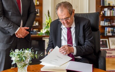 Prezident Zeman podepsal vstup Finska a Švédska do NATO