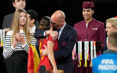 Prezident španělské fotbalové federace rezignuje kvůli polibku fotbalistky