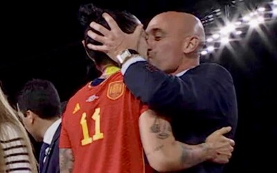 Prezident španělského fotbalu čelí obvinění ze sexuálního napadení, jeho matka zahájila hladovku