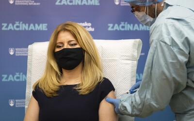 Prezidentku aj Vladimíra Krčméryho druhýkrát zaočkovali proti COVID-19. Druhú vakcínu na Slovensku dostalo už 582 ľudí