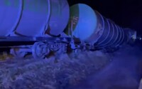 Pri Komárne sa vykoľajil vlak prevážajúci horľavinu. Železničné spojenie je odstavené minimálne do zajtra