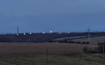 Pri Leviciach vojaci zakopávajú uhynuté zvieratá nakazené vírusom. Mesto o ničom nevie