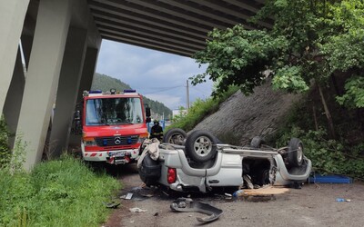 Pri Ružomberku spadlo z mosta auto, jeden z dvoch pasažierov na mieste zomrel