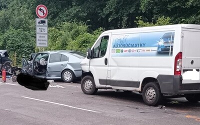 Pri Trenčíne sa zrazili tri autá. O život prišli dvaja vodiči