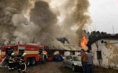 Pri Žiline horel autoservis, zasahovalo až 30 hasičov. Škodu vyčíslili na 65 000 eur