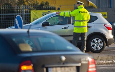 Pri domovej prehliadke u bratislavského policajta našli takmer 55 000 eur. V minulosti mal zobrať úplatok vo výške 5 000 eur