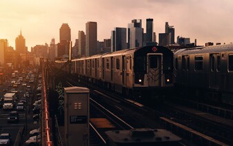 Při jízdě na metru v New Yorku zemřela i 13letá dívka. Počet obětí nebezpečného trendu roste