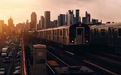 Při jízdě na metru v New Yorku zemřela i 13letá dívka. Počet obětí nebezpečného trendu roste