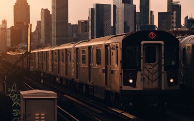 Při jízdě na metru v New Yorku zemřela i 13letá dívka. Počet obětí nebezpečného trendu roste