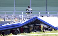 Při nehodě autobusu na dálnici v Chorvatsku zemřelo 12 lidí