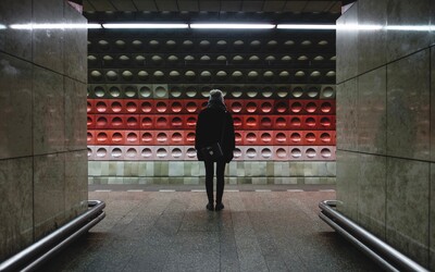 Při pádu do kolejí v metru pomůže nouzové tlačítko, lidé o něm ale nevědí