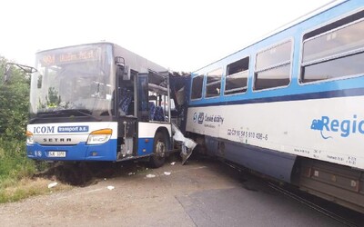 Pri zrážke vlaku s autobusom sa v Česku zranilo 10 ľudí. Podľa inšpekcie vošiel vodič na koľajnice aj cez výstražné svetlá