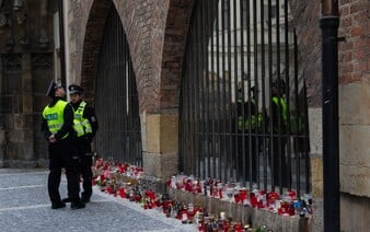 Pri streľbe v Prahe strelec zranil aj holandského turistu. Dva týždne bol v kóme, manželka opísala hrozivé detaily