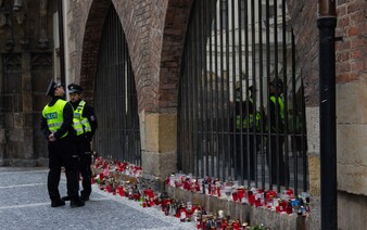 Při střelbě v Praze střelec zranil i nizozemského turistu. Dva týdny byl v kómatu, manželka popsala hrozivé detaily