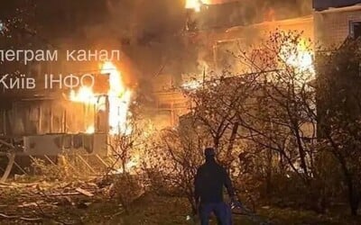 Pri útoku Ruska na Kyjev zomreli traja ľudia. Moskva tvrdí, že zostrelila 82 dronov