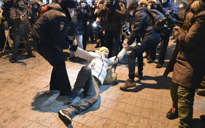 Priaznivici najväčšieho ruského opozičného lídra Alexeja Navaľného organizujú protesty a žiadajú jeho prepustenie
