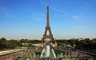 Příběh Eiffelovy věže: 2,5 milionu nýtů, dělnické stávky i pokusy o její odstranění