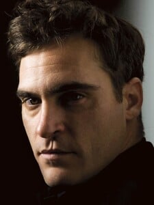 Příběh temnější než scénář k Jokerovi. Joaquin Phoenix se narodil do sex kultu a jeho bratr mu zemřel před očima