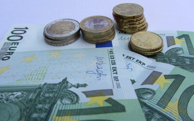 Priemerná mzda na Slovensku medziročne vzrástla z 1 124 eur na 1 212 eur. Pre vysokú infláciu si však môžeme dovoliť menej