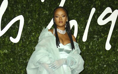 Priesvitné šaty Naomi Campbell či nežná Rihanna. Aké outfity predviedli celebrity na British Fashion Awards?