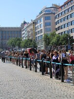 Primark v Praze má otevřeno. Zákazníci ve frontě přes polovinu Václavského náměstí čekají i více než hodinu a půl (Fotoreportáž)