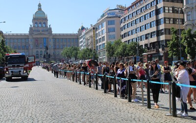 Primark v Praze má otevřeno. Zákazníci ve frontě přes polovinu Václavského náměstí čekají i více než hodinu a půl (Fotoreportáž)