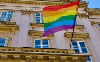 Primátor Bratislavy Matúš Vallo vyvesil dúhovú vlajku. Vyjadruje podporu LGBT+ ľuďom a populárnemu festivalu