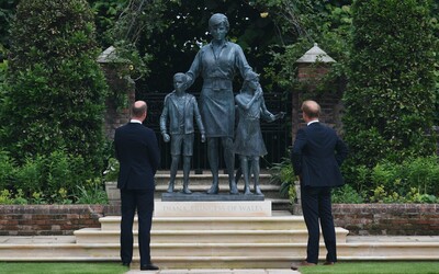 Princové William a Harry zapomněli na spory a společně odhalili sochu zesnulé matky Diany