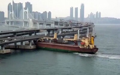 Opilý ruský kapitán vrazil nákladní lodí do mostu v Jižní Koreji. Udělal v něm pětimetrovou díru