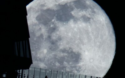 Přistání na Měsíci se nekoná, sondě uniká palivo. Na palubě má popel tvůrce Star Treku nebo George Washingtona