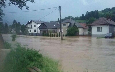 Prívalové dažde vytopili ďalšie obývačky na Slovensku. Výstrahy platia na väčšine územia aj v sobotu