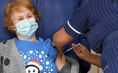 Priveď starých rodičov na očkovanie, dostaneš vakcínu aj ty. Slovensko chystá novú motivačnú kampaň