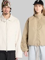 Privítaj jar v modeloch ľahkých prechodných búnd od značiek Carhartt WIP, Fear of God Essentials či Sporty & Rich