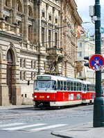 Proč v pražských tramvajích schází klimatizace? Zablokovalo je hned několik politiků