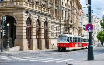 Proč v pražských tramvajích schází klimatizace? Zablokovalo je hned několik politiků