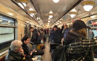 Projeli jsme se v historické soupravě metra Ečs. Retro výlet z Gottwaldovy na Mládežnickou s námi pěkně zahoupal