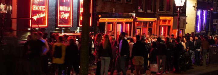 Prostitútkam v Amsterdame otvorili legendárny Red Light District a môžu znovu pracovať. Musia však dodržiavať hygienické opatrenia