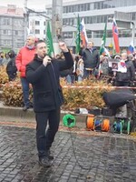 Protest v Bratislave: Kotlebovci a stovky ľudí bez rúška. Matovič do basy, kričí dav