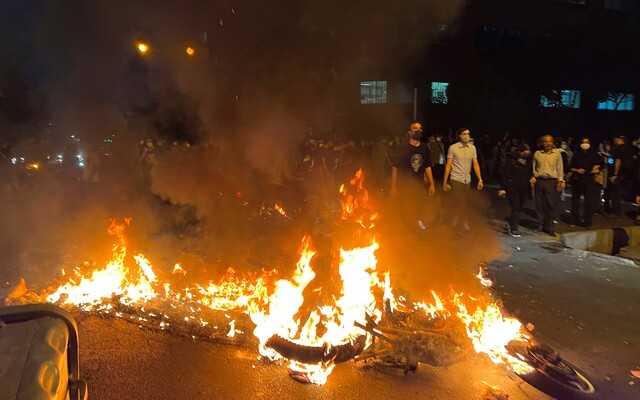 Protesty v Íránu: Po smrti 22leté Mahsy Amini vyrazily tisíce lidí do ulice. Podle odborníka nelze očekávat výraznou změnu režimu