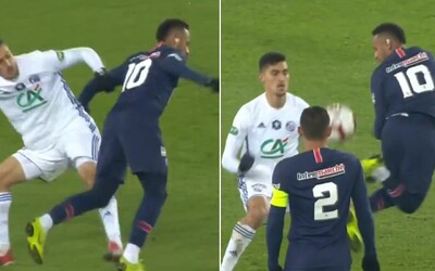 Protihráč neustále okopával Neymara, tak ho Brazilec zesměšnil famózním trikem a posadil ho na trávník