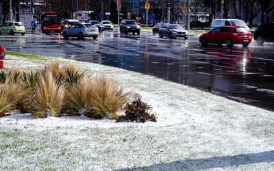 Prudká zmena počasia na Slovensku priniesla sneženie. Cesty sú vlhké a niekde dokonca pokryté vrstvou kašovitého snehu