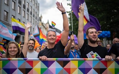 Průvod Prague Pride začal, účastní se ho zhruba 60 tisíc lidí (Aktualizováno)