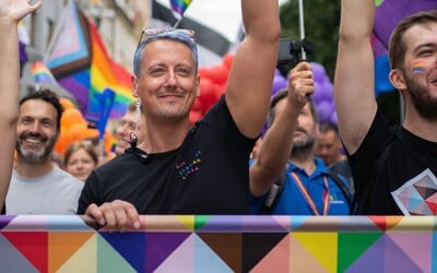 Průvod Prague Pride začal, účastní se ho zhruba 60 tisíc lidí (Aktualizováno)