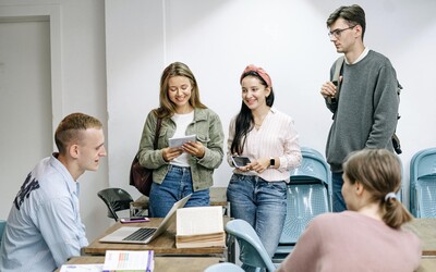 Průzkum: Čeští studenti a studentky se necítí šťastně. Viní politickou situaci, zmínili ale i další problémy