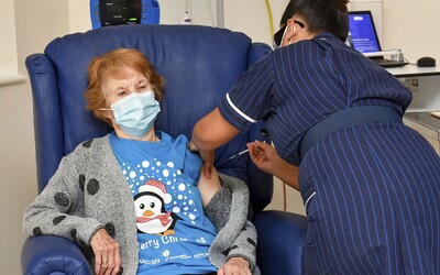 Prvá pacientka v Británii dostala vakcínu proti koronavírusu, je ňou 90-ročná žena