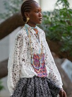 Prvá prehliadka Chanel v Afrike priniesla miestne zdobené motívy a retro módu. V publiku boli Pharrell Williams či Naomi Campbell